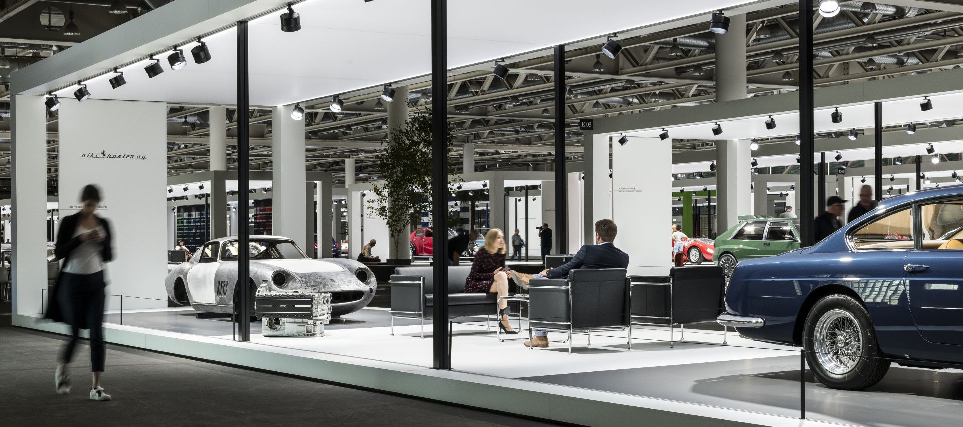Messestand mit Fahrzeugpräsentation und Lounge-Bereich für Besuchergespräche
