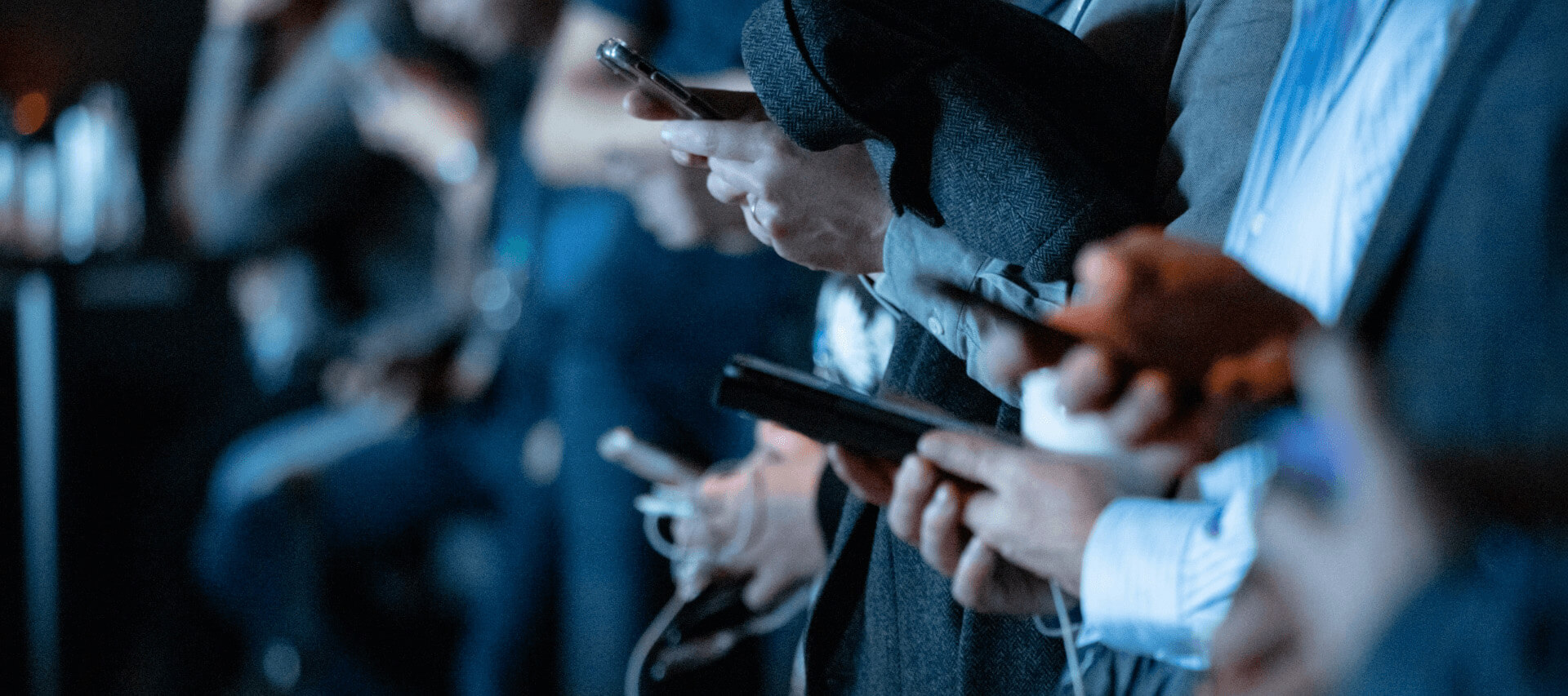 dgtl.ai Event-App auf dem Smartphone mit Agenda und Networking-Funktionen