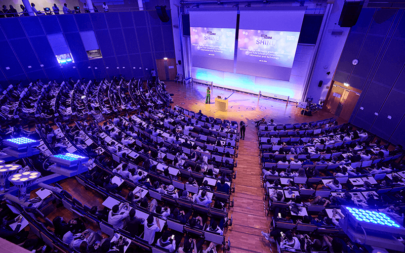 Vollbesetzter Hörsaal bei der TUM CIT Graduation Ceremony 2026, Check-in über die Registrierungsplattform und Check-in-App von dgtl.ai